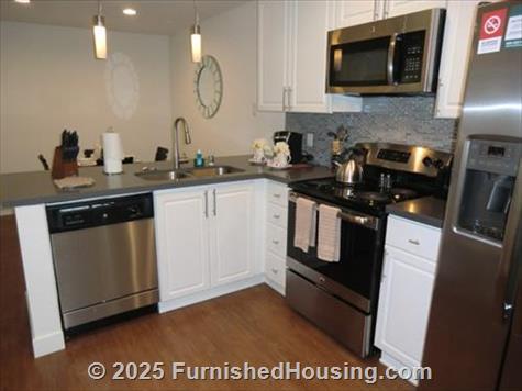 Stoneridge Apartments - Low-Rise - 6310 Stoneridge Mall Road, Pleasanton, CA  94588 - LG - 4999371